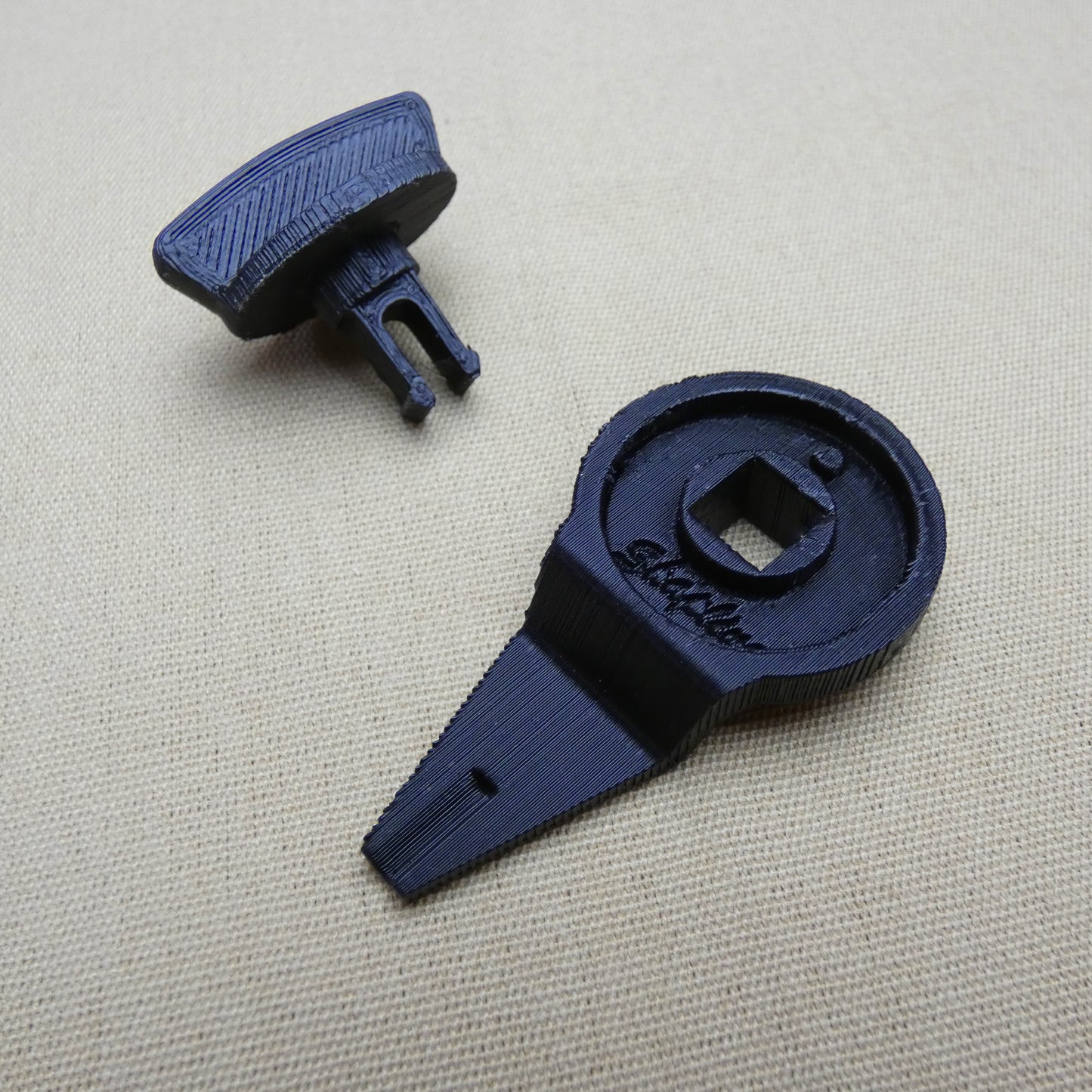 Languette et loquet de verrouillage pour compartiment automobile (STL)