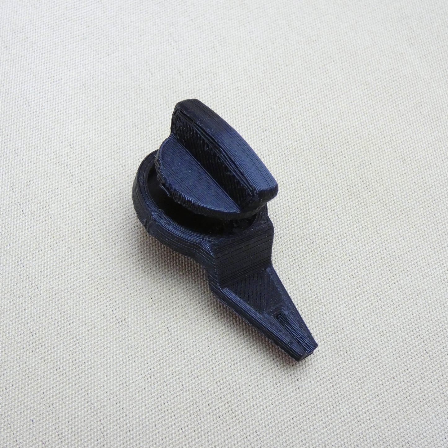 Languette et loquet de verrouillage pour compartiment automobile (STL)